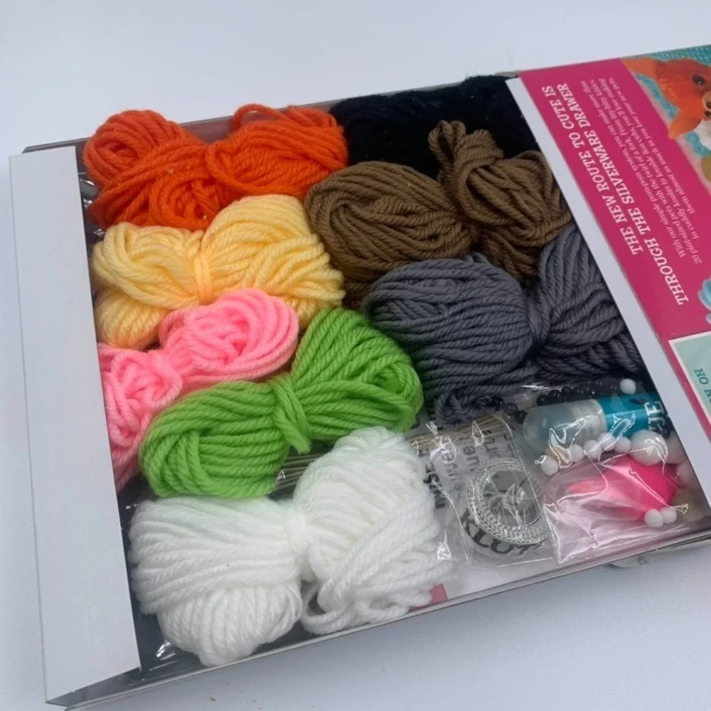 Klutz Mini Pom-Pom Pets by April Chorba - DIY Animal‎ Craft Kit for Kids